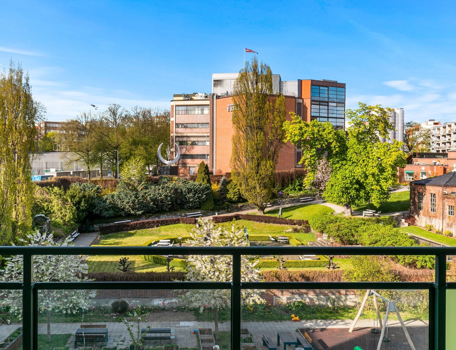 Bakhagen er kjent for sitt frodige og opparbeidede fellesareal. Kun tilgang for beboere. Galleribilde