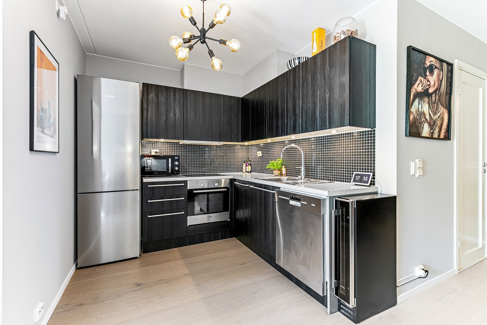 Kjøkkenet har rikelig med oppbevaring og downlights. Galleribilde