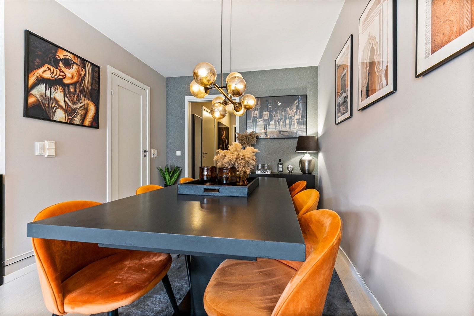 Boligen har god plass til stort spisebord. Galleribilde