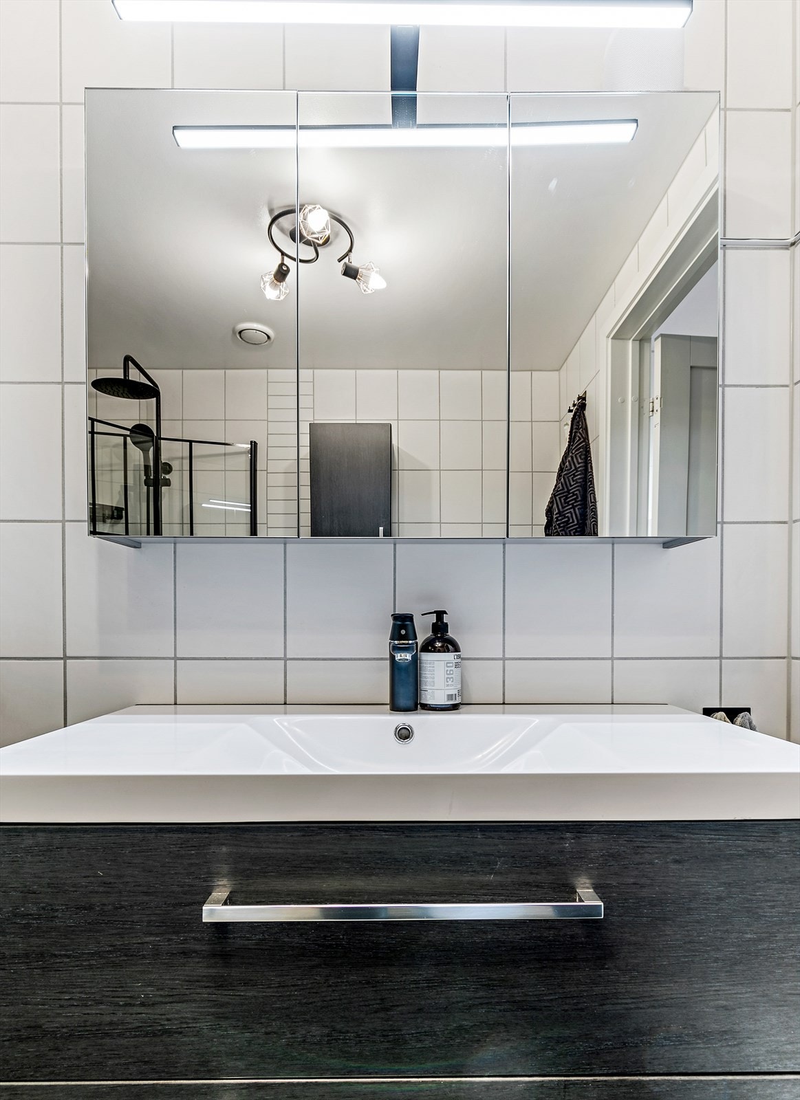 Stor servant med oppbevaring, overskap med lys og speil. Galleribilde