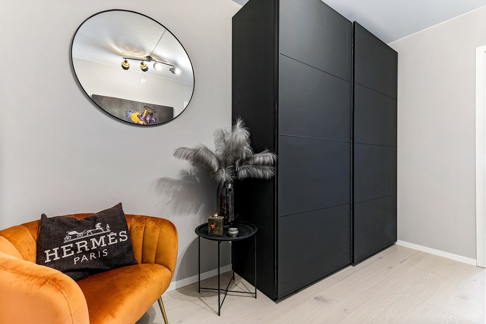 Romslig entré/gang. God plass til stort garderobeskap. Galleribilde