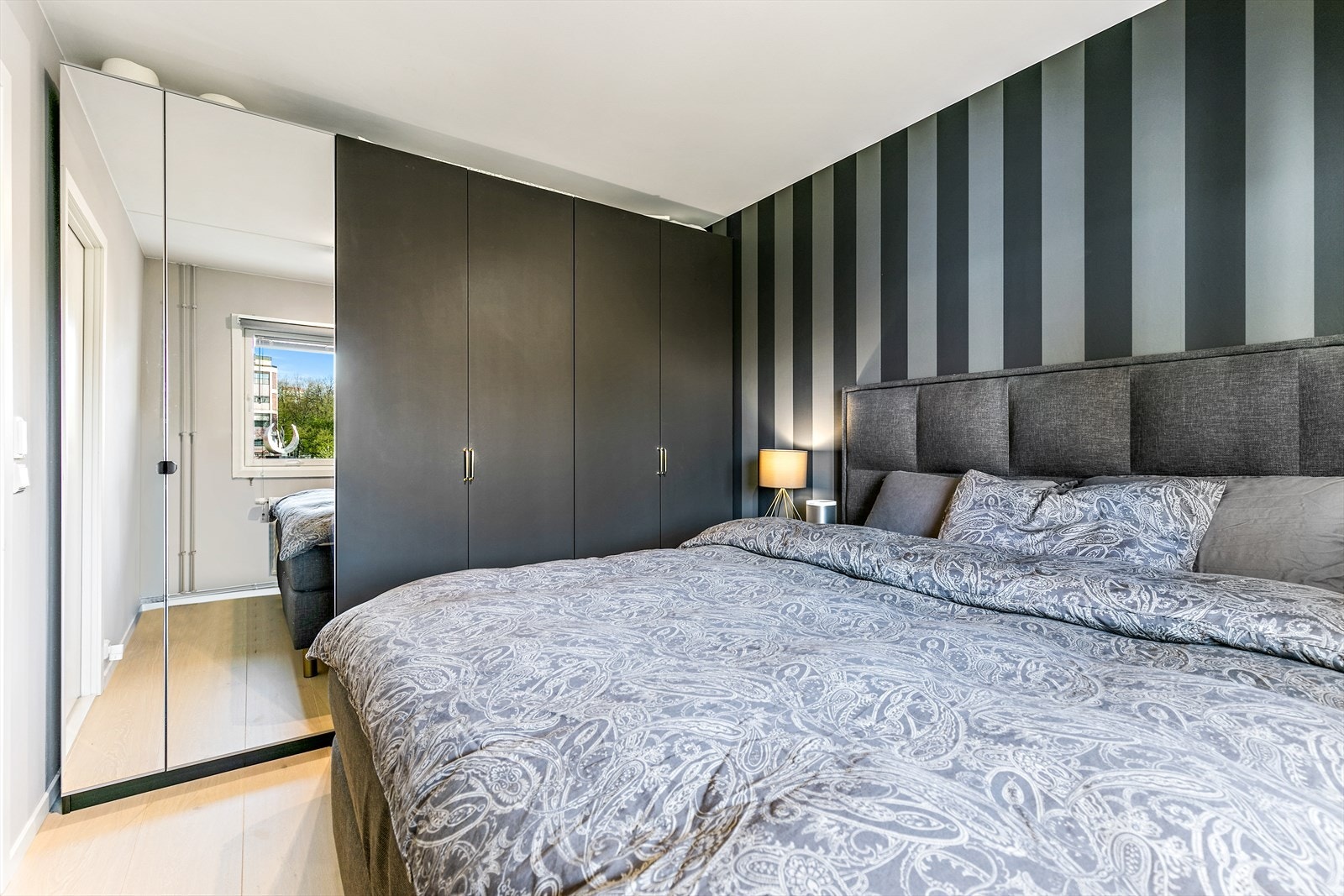 Stort og romslig soverom med gode oppbevaringsmuligheter i langstrakt garderobeskap. Galleribilde