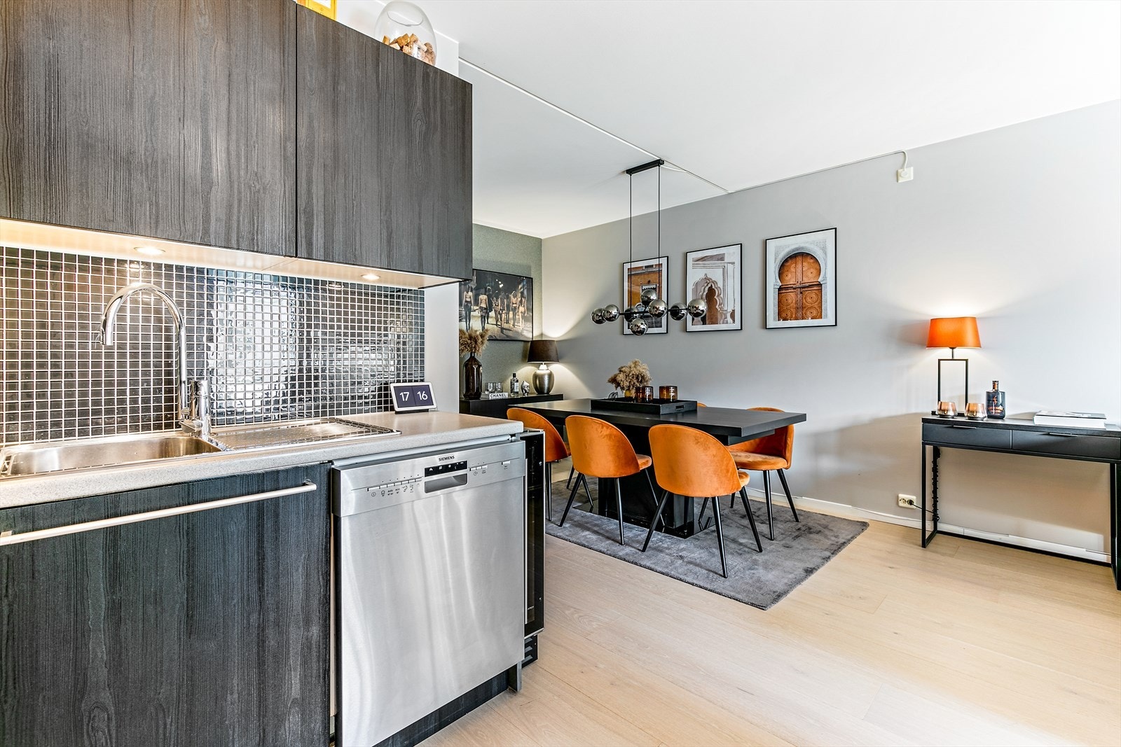 Kjøkken med åpen løsning mot stue. Galleribilde