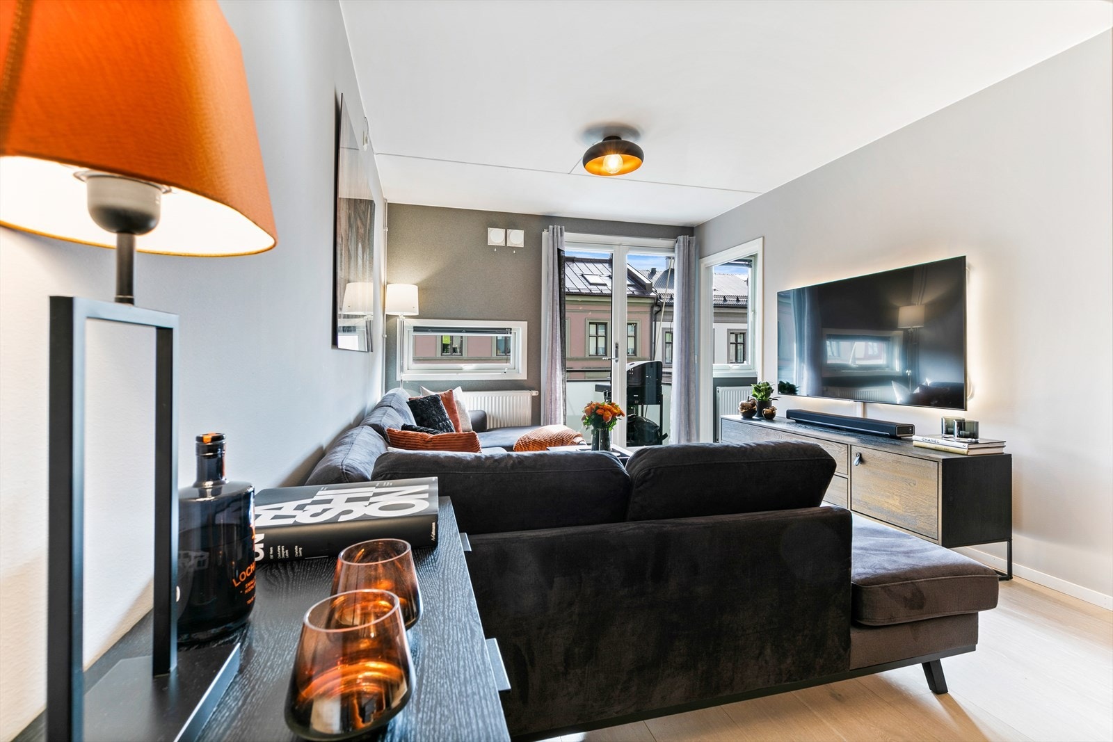 Stuen har også god plass til stor sofa, og tv-krok. Direkte adkomst til balkong som gir en forlengelse av stuen. Galleribilde