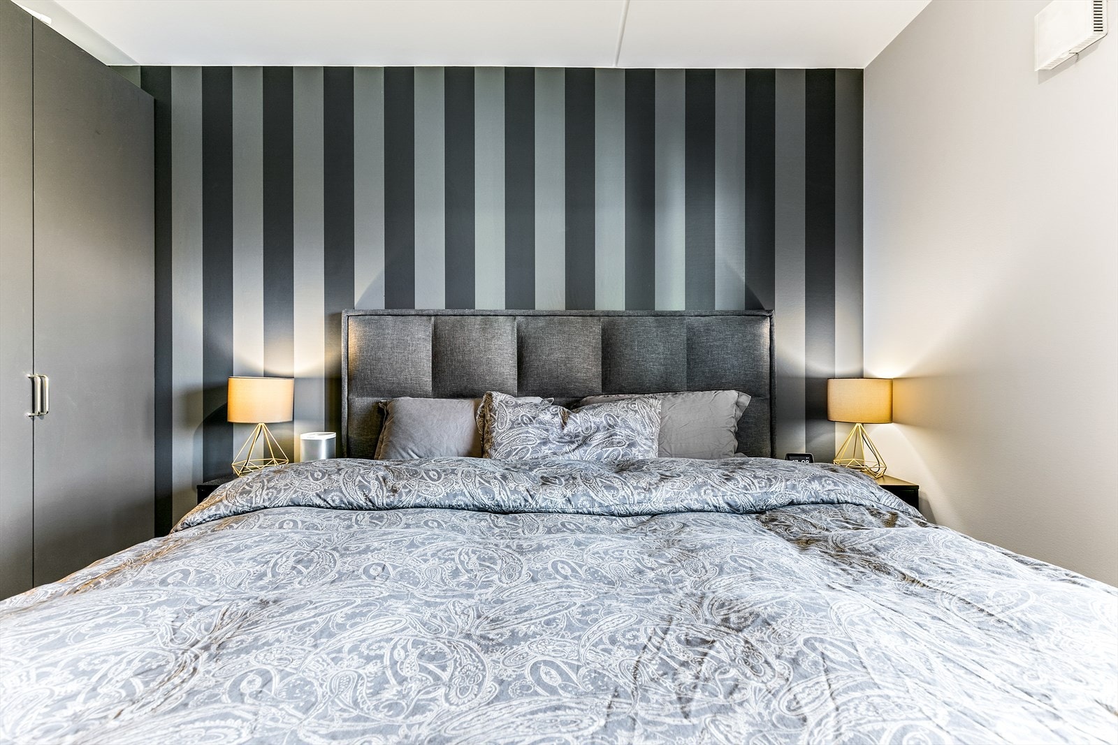 Rommer stor dobbeltseng. Galleribilde