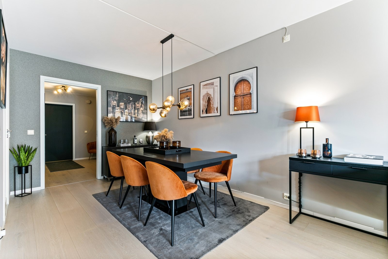 Slette vegger og enstavs gulv. Slette vegger malt i tidsriktige farger og tapet. Galleribilde