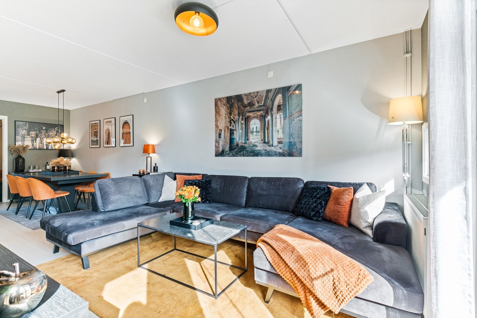 Romslig oppholdsrom. Galleribilde