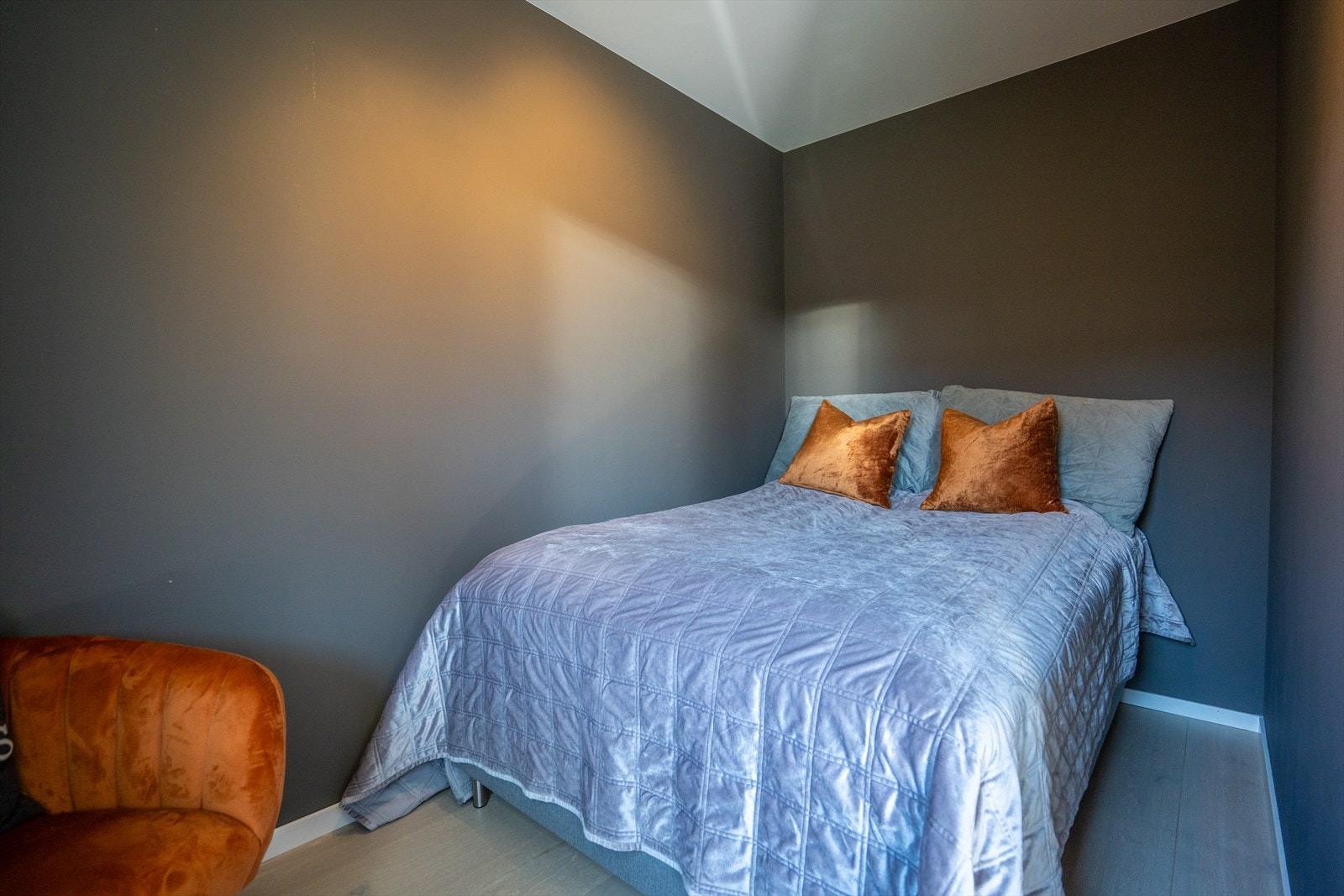 Soverom nummer to har god plass til stor seng, og har tidvis vært brukt som kontor. Galleribilde