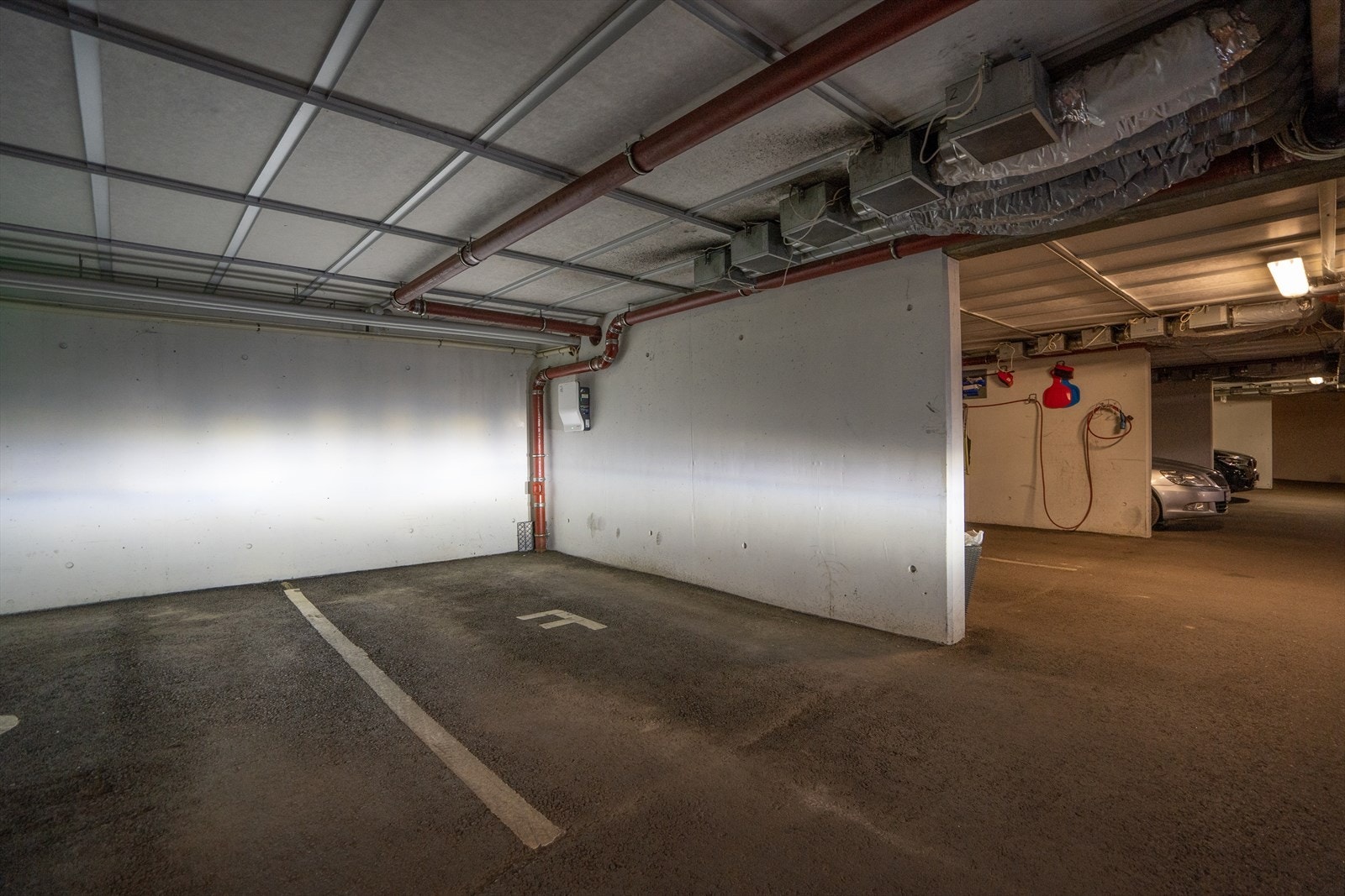 Det medfølger garasjeplass, med ladepunkt. Galleribilde