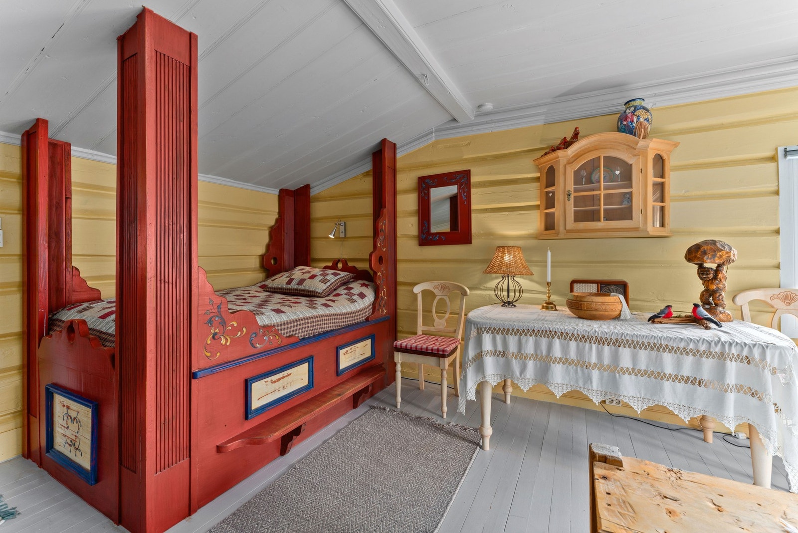 Enda et unikt rom med plassbygget himmelseng i tradisjonelt håndverk. Galleribilde