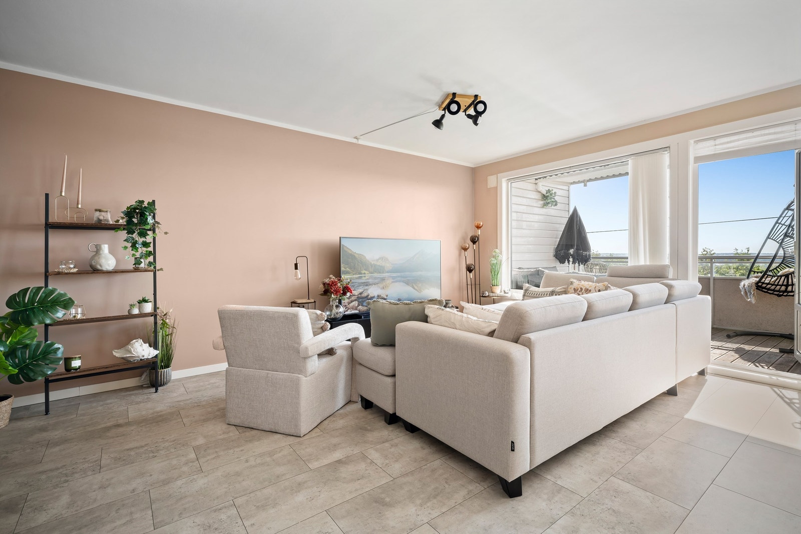 Store deler av året fylles stuen av morgensolen allerede fra den står opp over horisonten i øst. Galleribilde