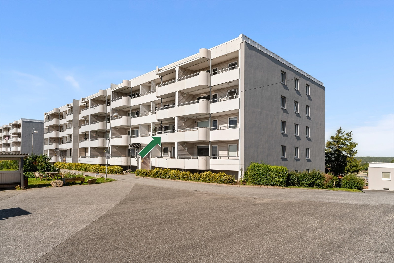 Fra hovedinngangen er det kun få trinn opp til leiligheten i andre etasje. Porttelefon betjenes fra leilighetens entré. Galleribilde