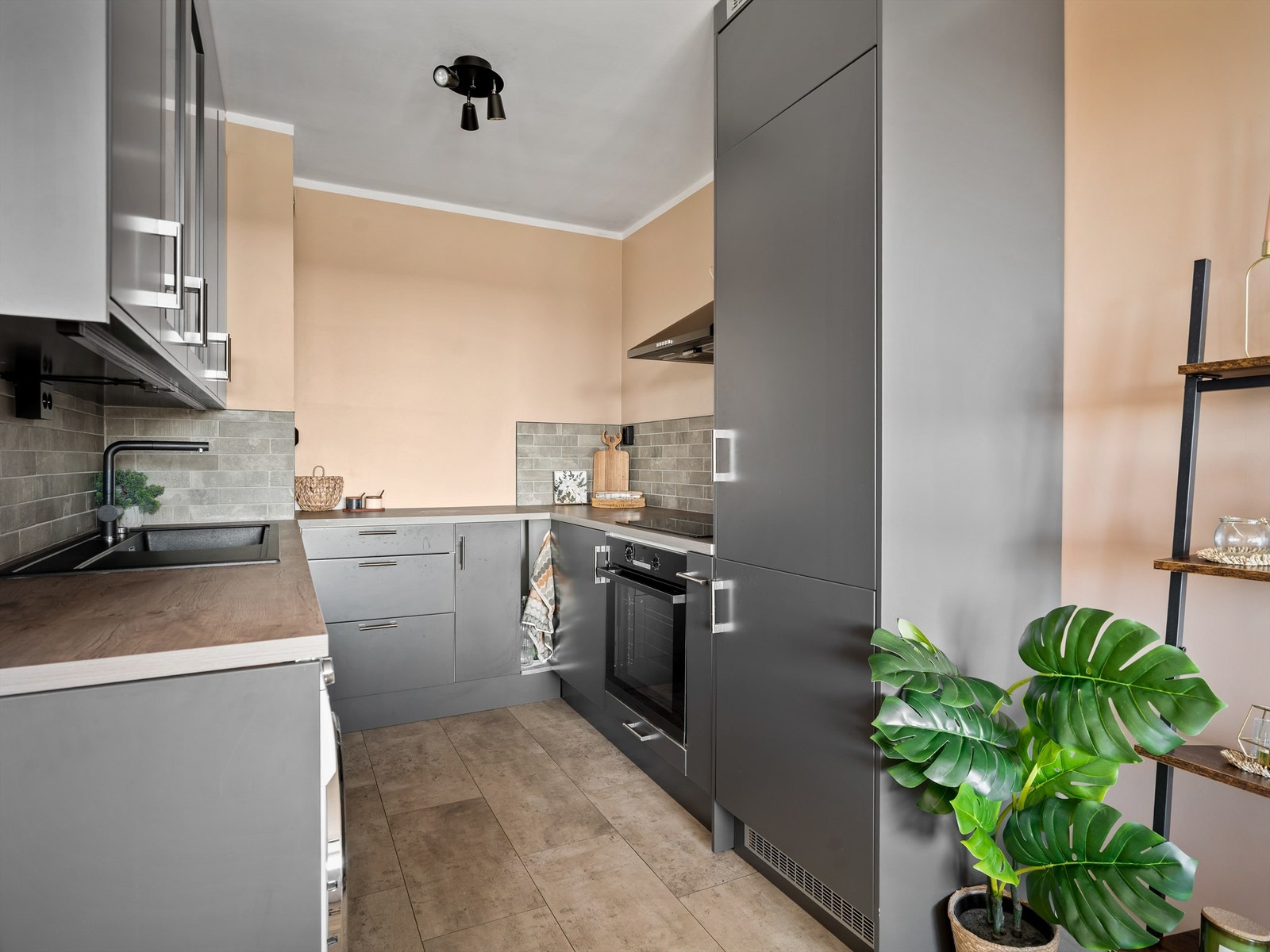 Alle kjøkkenets hvitevarer er integrert og medfølger. Galleribilde