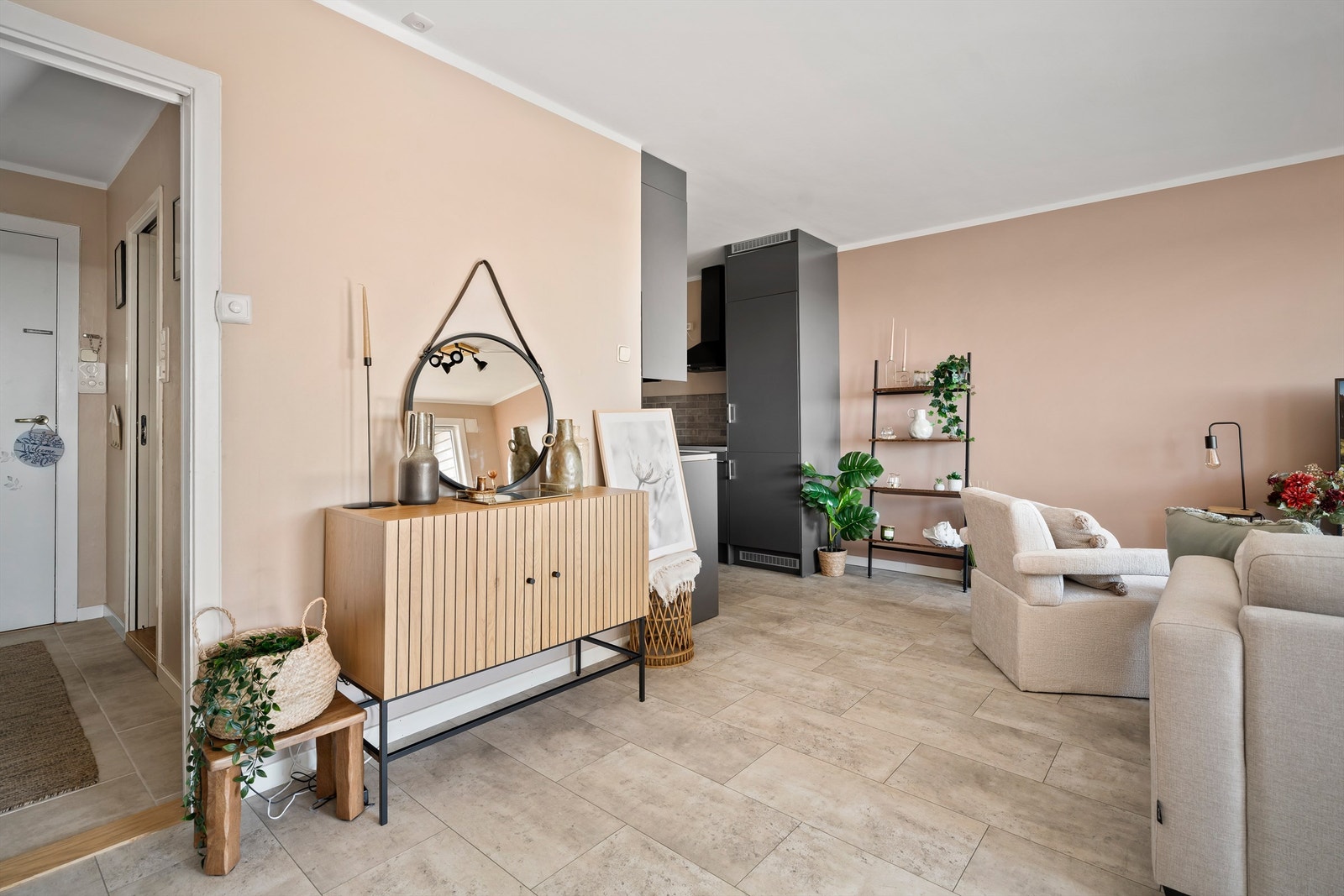 Arealet er effektivt disponert, blant annet med stuen og kjøkkenet i åpen løsning. Galleribilde