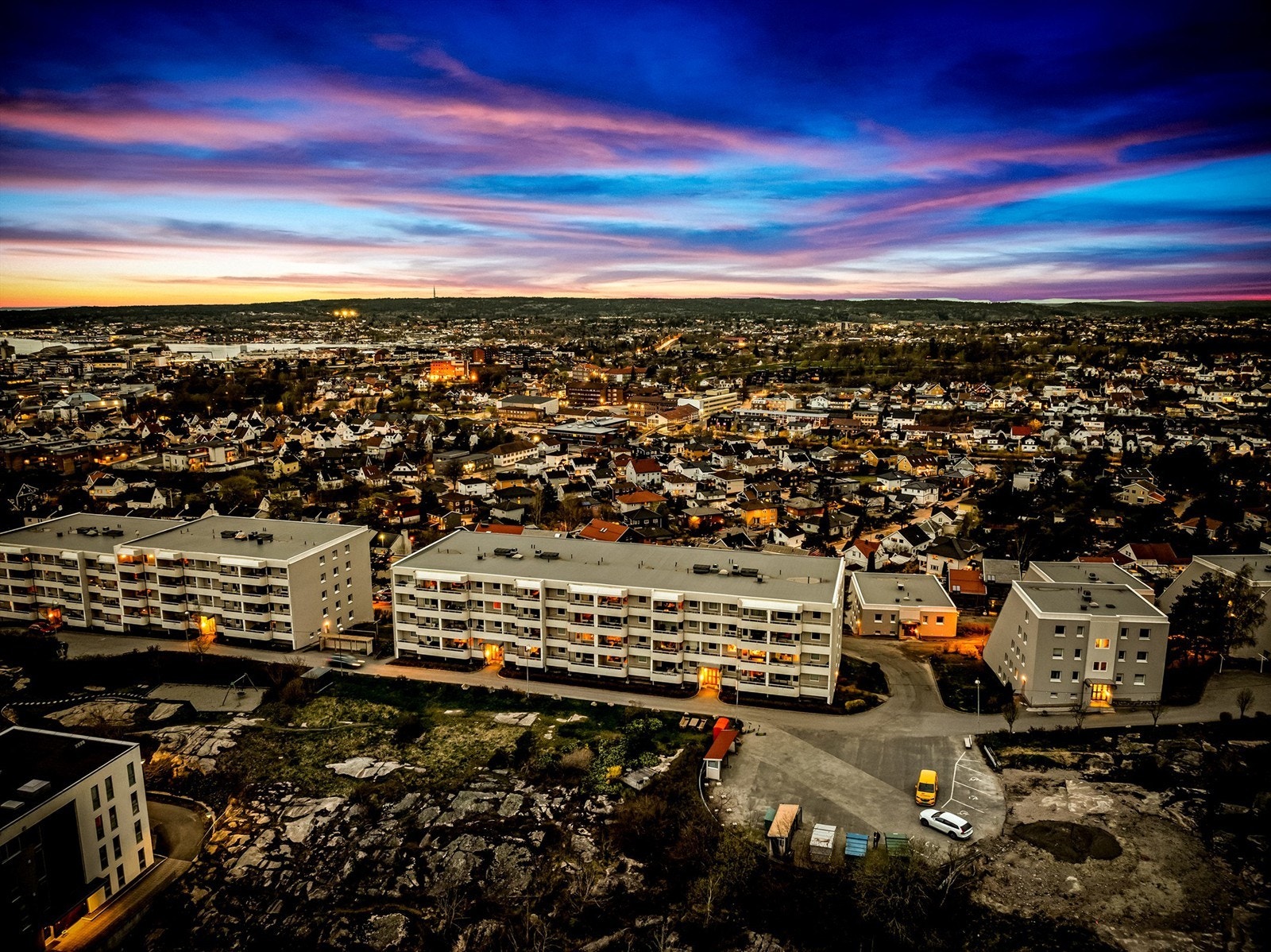 Leiligheten er tilknyttet det veletablerte Bratthammeren Borettslag som består av 186 andelsboliger. Galleribilde