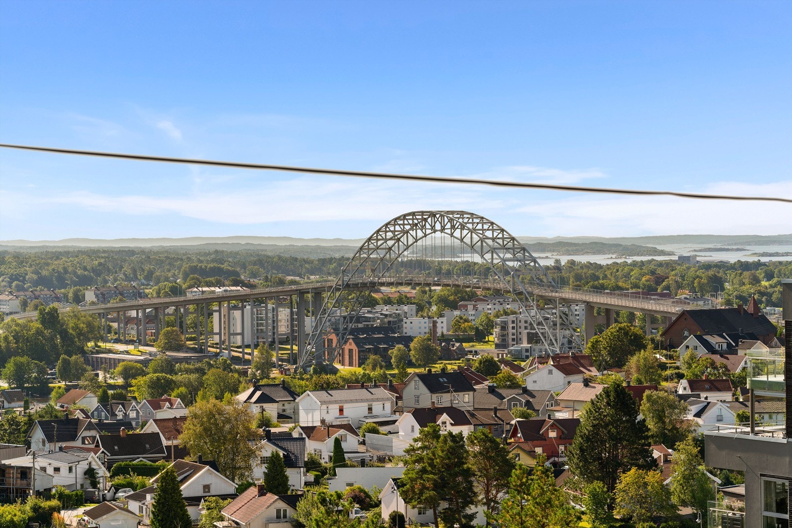 Balkongen byr på vid og langstrakt utsikt, mot syd-øst helt til sjøen og Hvaler. Galleribilde