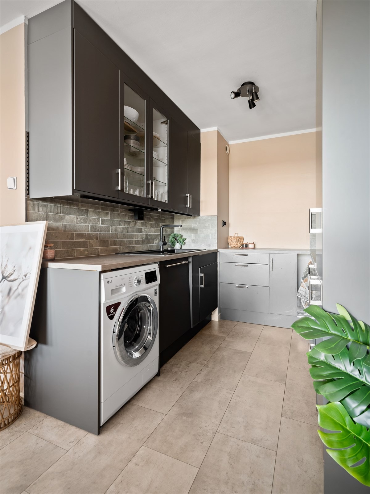 Kjøkkenet er også tilrettelagt for vaskemaskin, automatisk lekkasjesikring er montert. Galleribilde