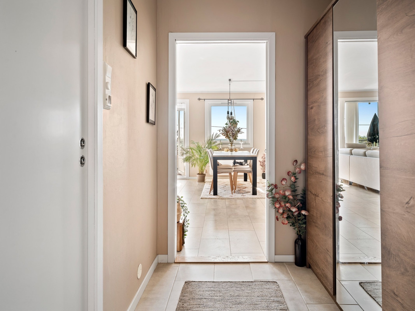 Så vel badet som entreen har plassbesparende skyvedører. Galleribilde