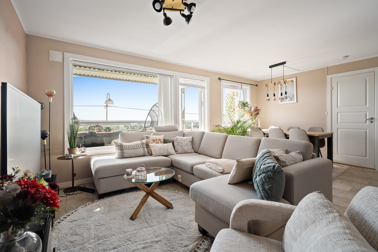 Vel så fin utsikt som på balkongen kan du glede deg over i stuen og sofakroken, året gjennom. Galleribilde