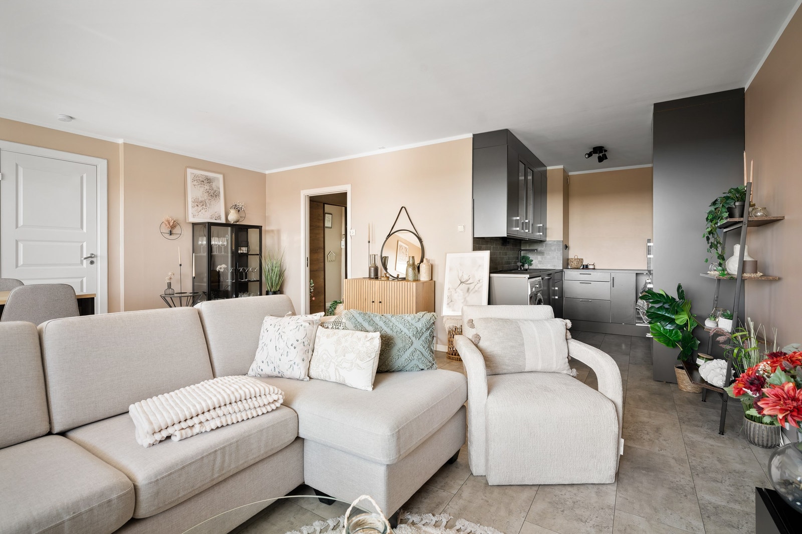 Kjøkkenets innredning er en moderne og stilsikker løsning fra Epoq, installert i 2022. Galleribilde