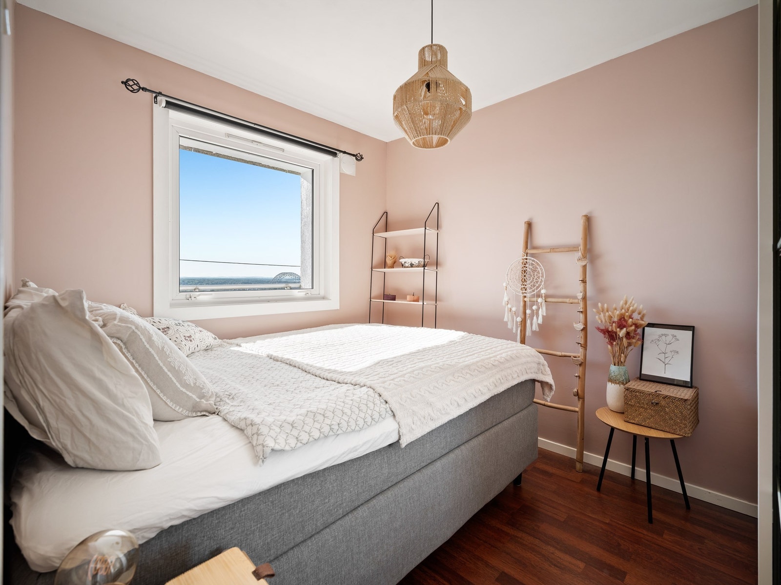 Soverommet er oppmålt til ca. 7 kvm. og nylig malt. Her kan du våkne til både morgensol og vidstrakt utsikt. Det er også skap på soverom som ikke kommer frem i bildet Galleribilde