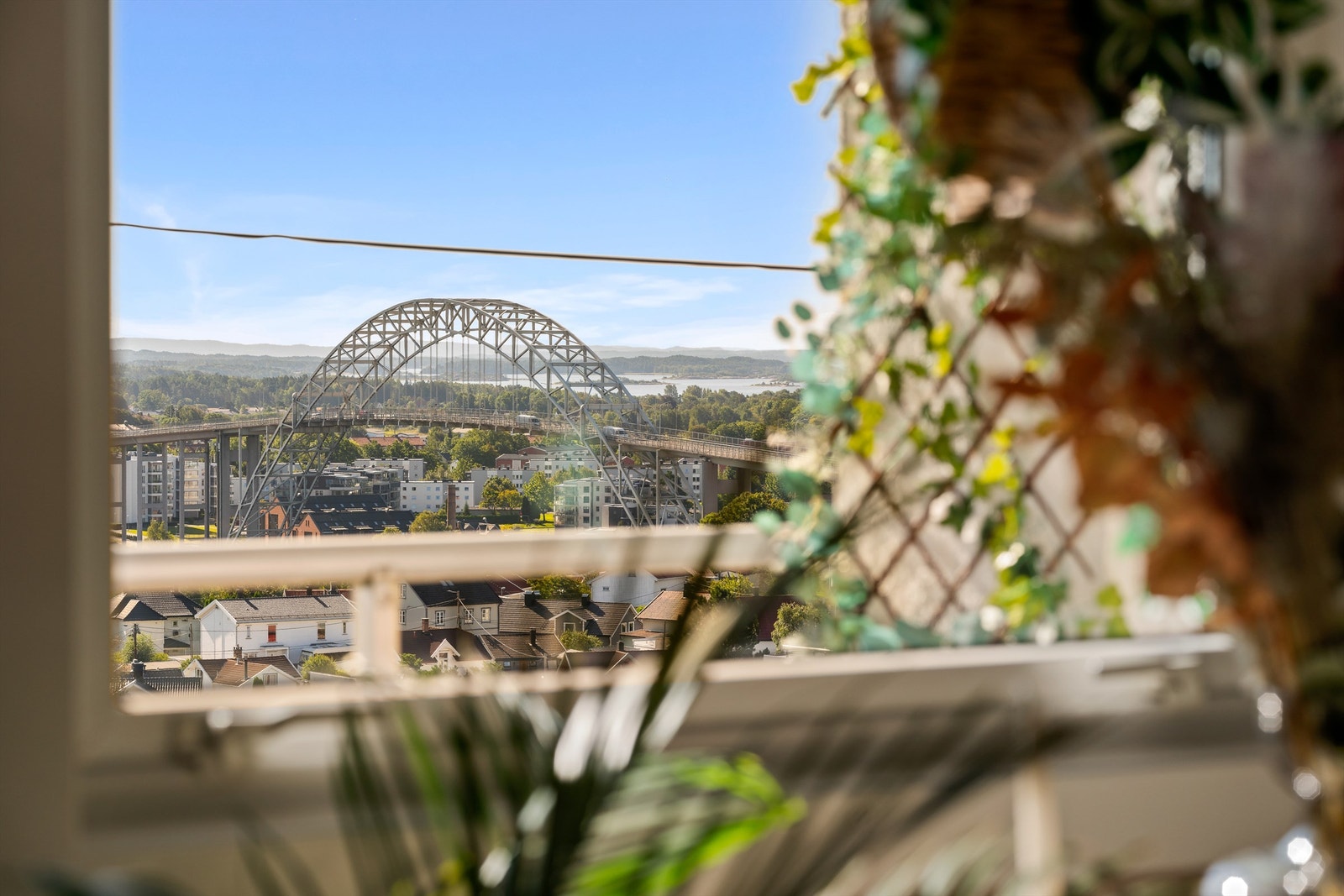 Med spisebordet foran stuevinduene får du følge av langstrakt utsikt til måltidene. Galleribilde