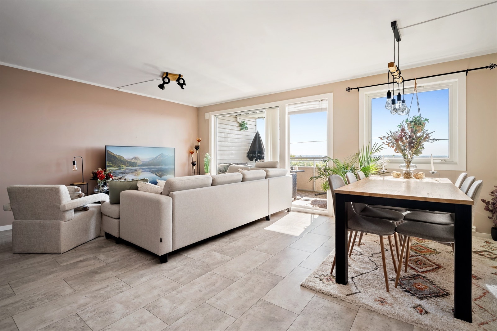 Leiligheten er i senere år pusset opp i flere omganger og har i dag god, tidsaktuell standard. Galleribilde