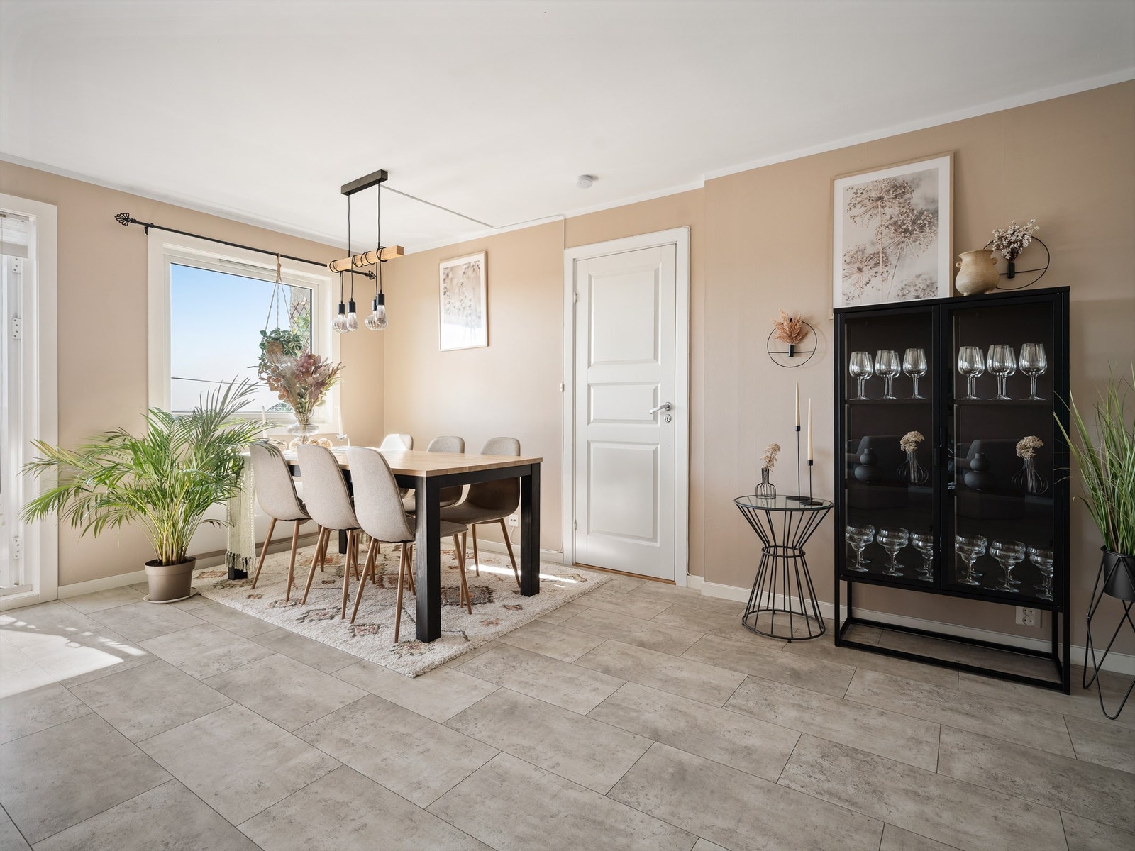 Stuen er i senere år oppgradert med nytt gulv av flis-mønstret laminat, øvrige overflater er malt. Galleribilde