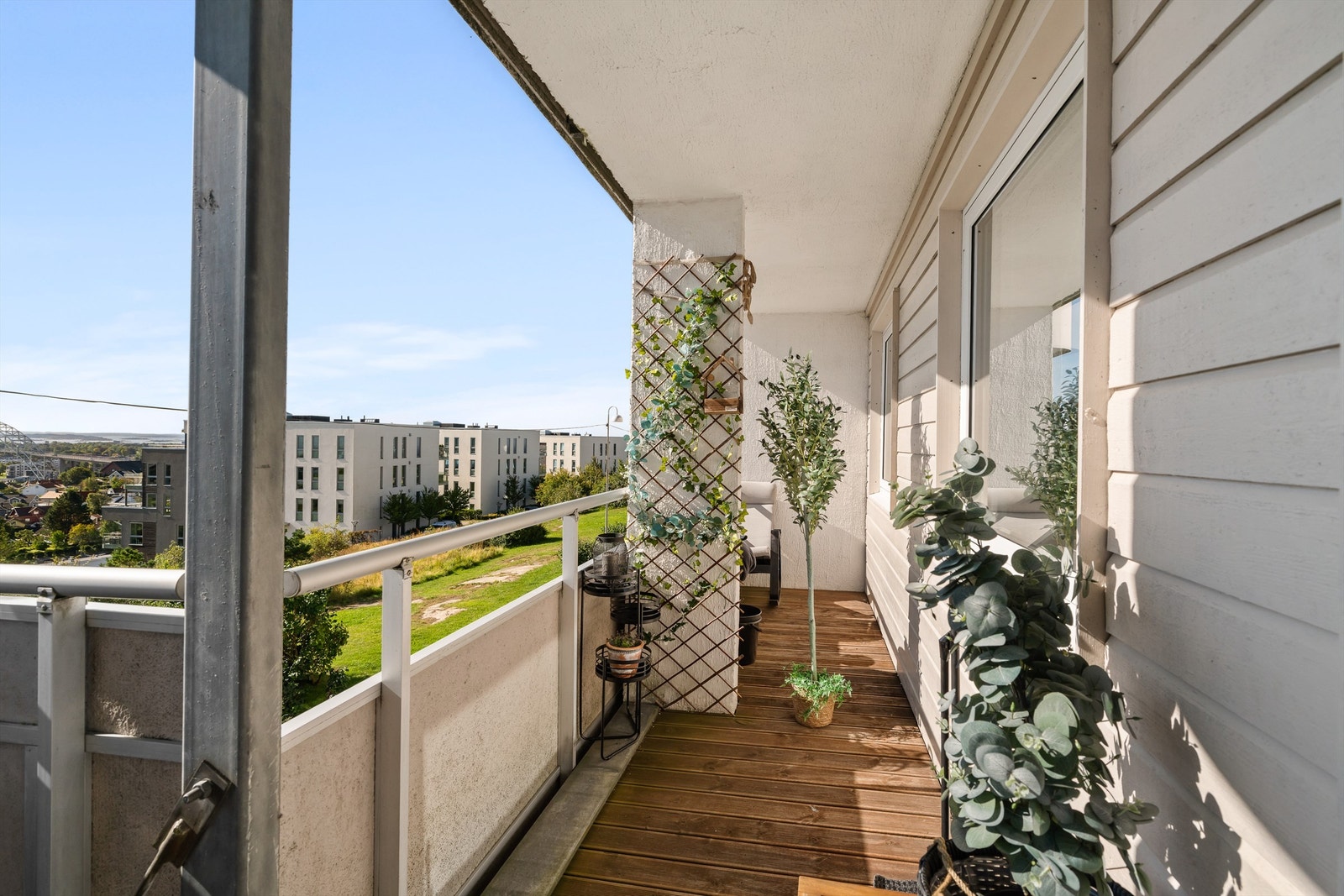 På balkongen er solen fra den står opp og frem til midt på dagen sommerstid. Galleribilde