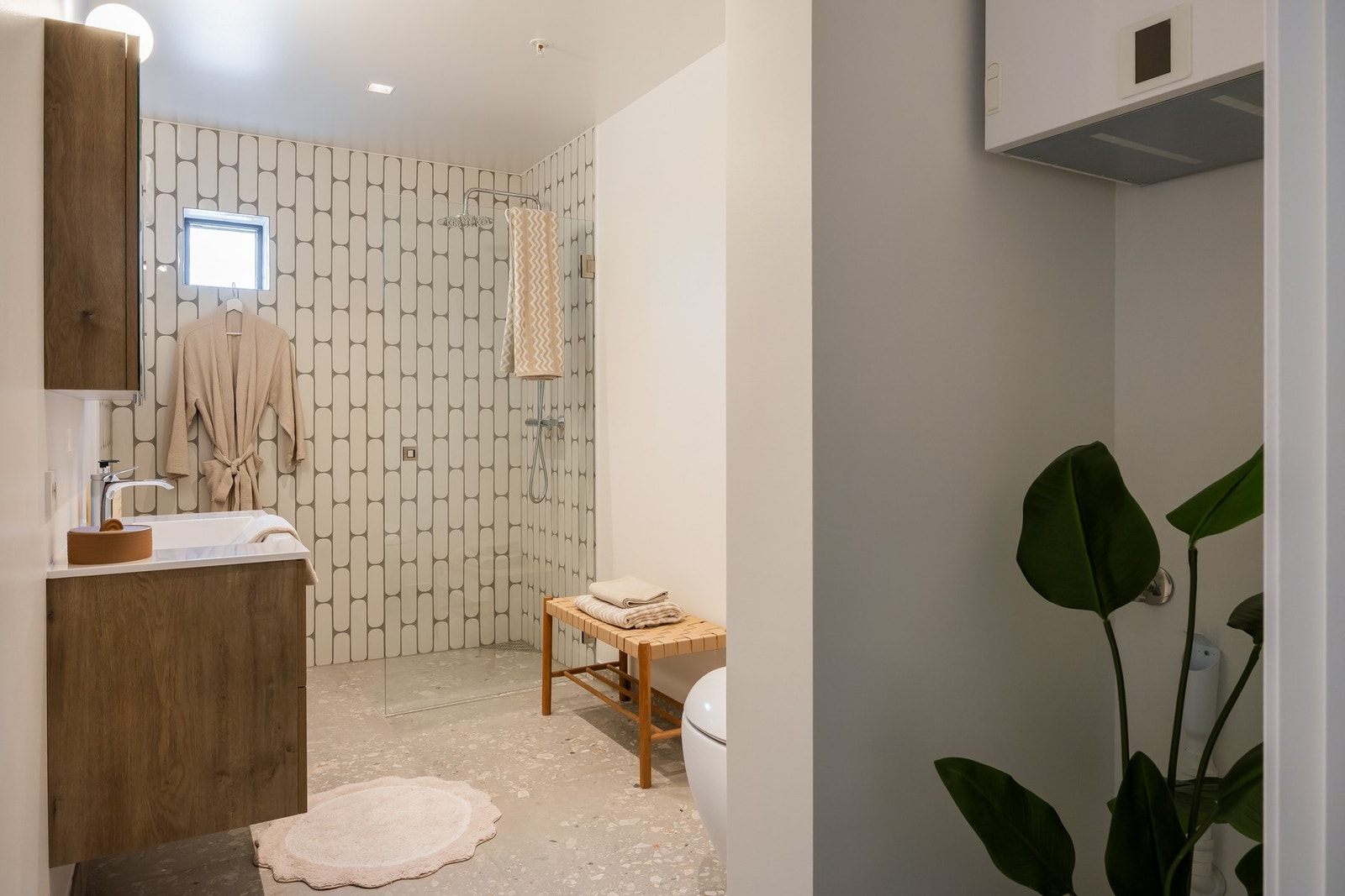 Romslig og svært smakfullt bad på 7m². Galleribilde