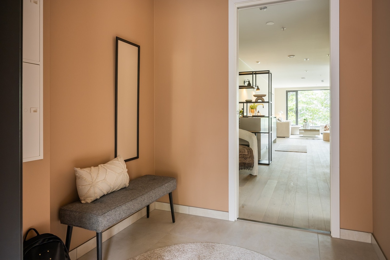 Man kommer inn i en flislagt entré på 4m². Her er god plass til å etablere garderobe om ønskelig. Galleribilde