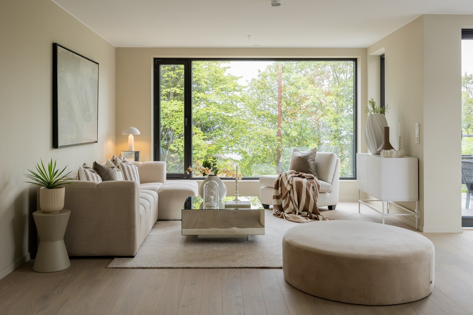 Stue og kjøkken er på ca. 40m² i delvis åpen løsning. Galleribilde