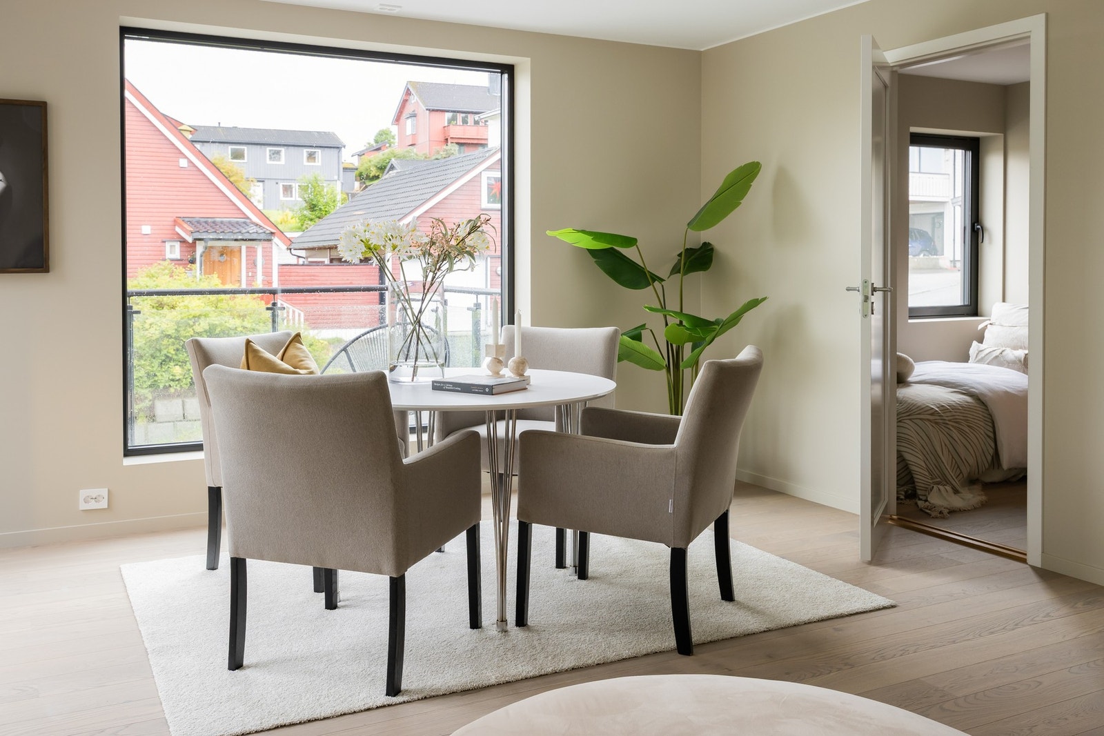 Stuen har god plass til sofagruppe og spisestue. Galleribilde