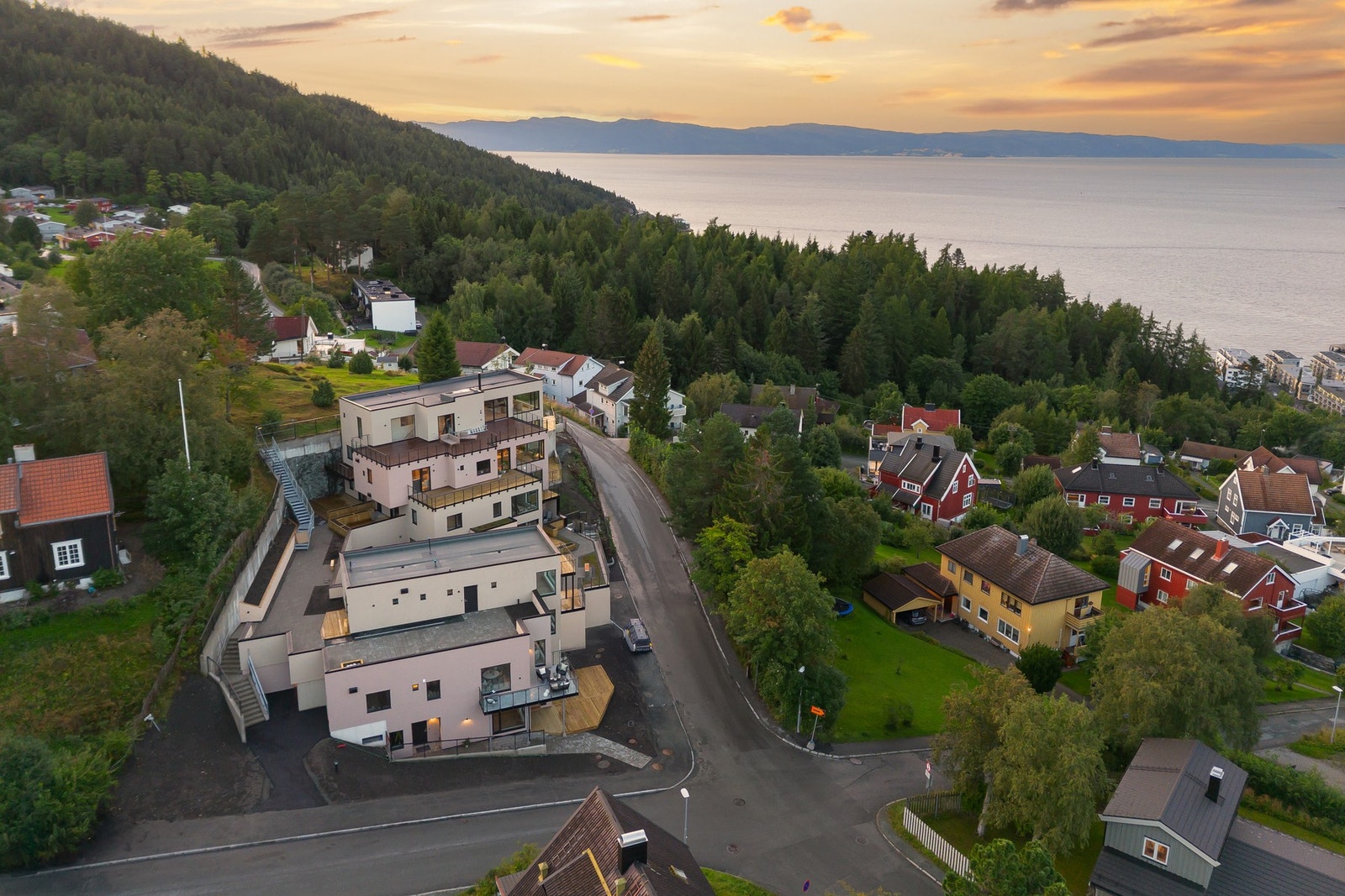 Til tross for sin nærhet til naturen og Bymarka er Trondheim sentrum, med alle sine servicefasiliteter, kun en gå- eller sykkeltur unna. Galleribilde
