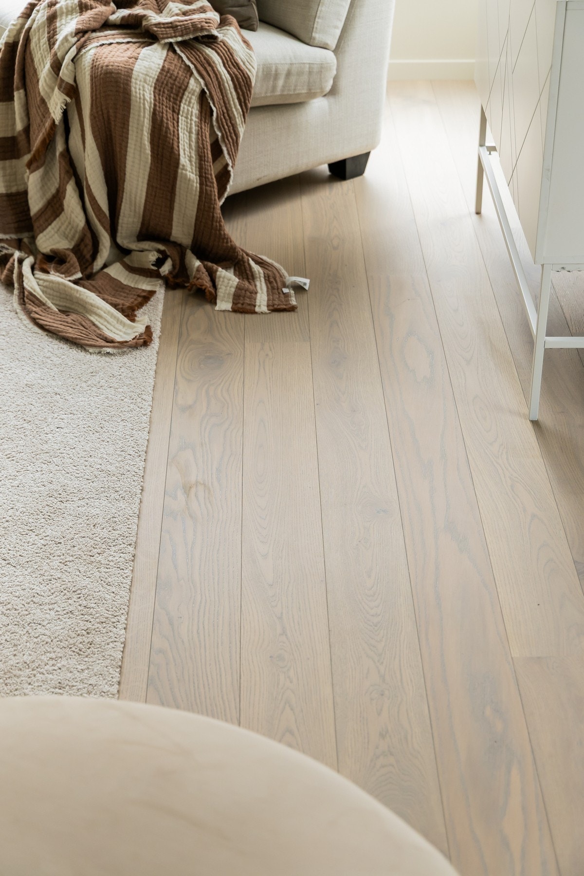 Oppgradert enstavs eikeparkett (Boen concrete grey). Galleribilde