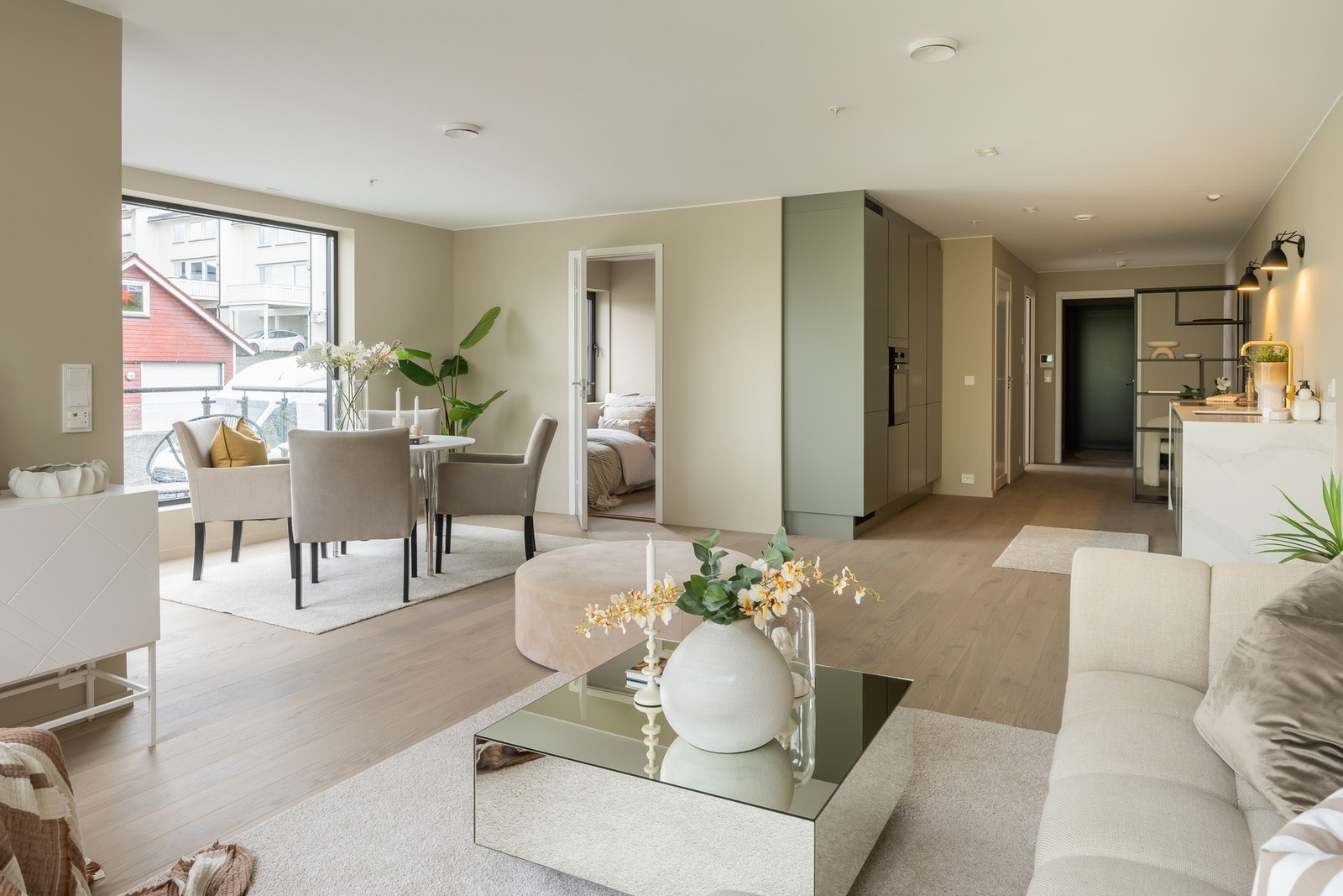 Stuen nyter godt av store vindusflater som gir godt lysinnslipp. Galleribilde