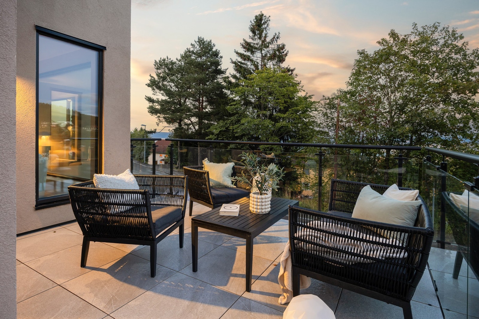 Fra stuen er utgang til en romslig veranda på 16m². Lagt fliser på verandagulv. Galleribilde