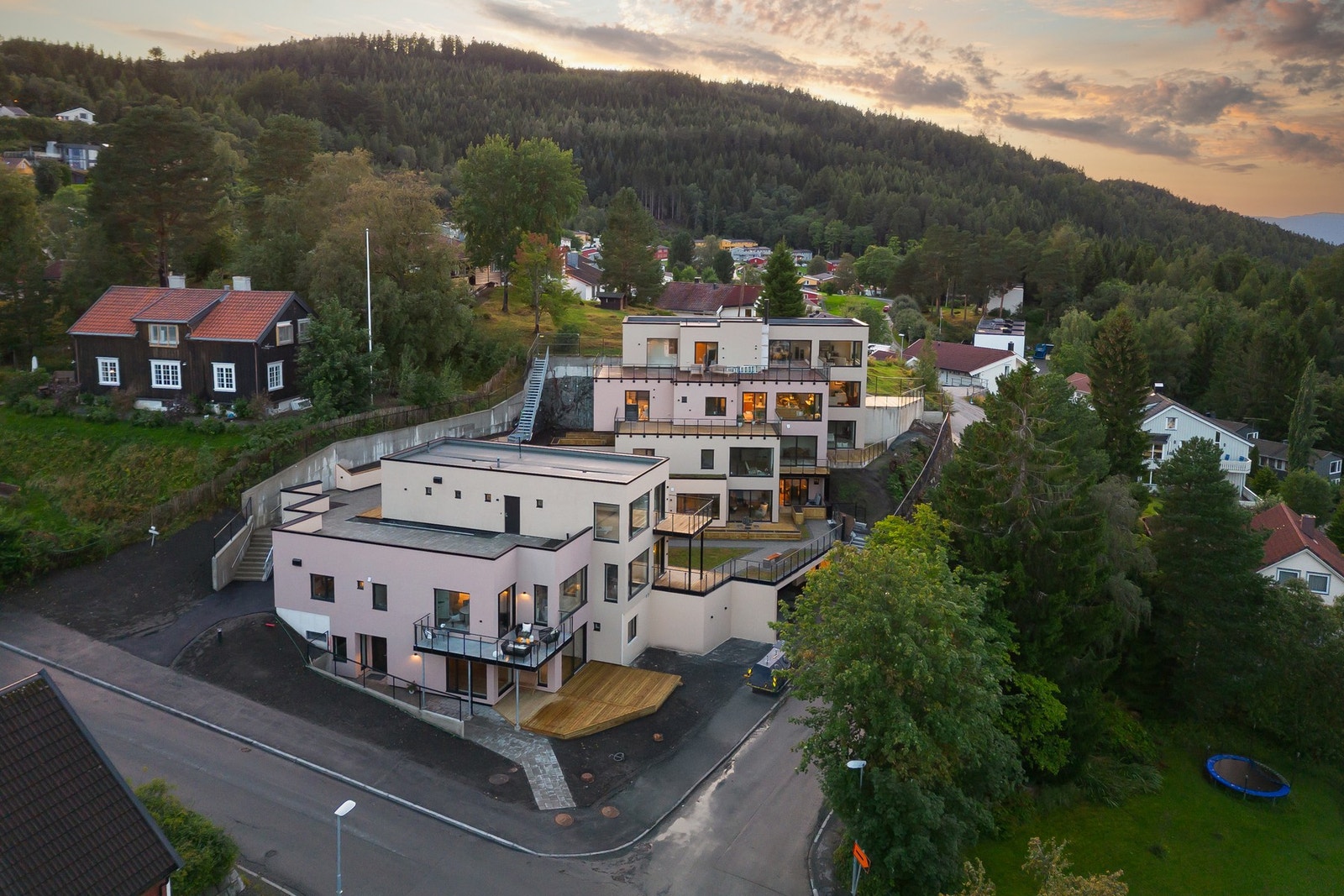 Boligen har en særdeles attraktiv beliggenhet i Schøningsdalen ved Sverresborg. Her bor man i stille og rolige omgivelser helt opp mot markagrensen. Galleribilde