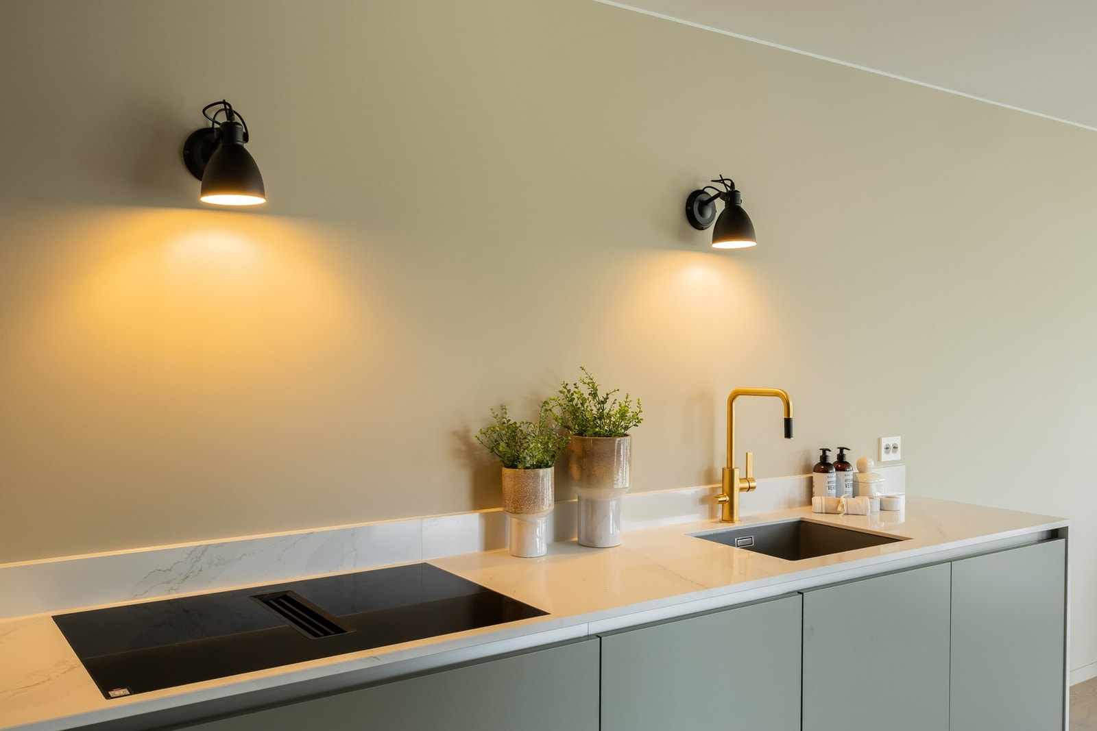 Innredningen har integrert kombinert kjøl-/fryseskap, oppvaskmaskin, stekeovn og induksjonstopp med innebygd ventilator. Galleribilde