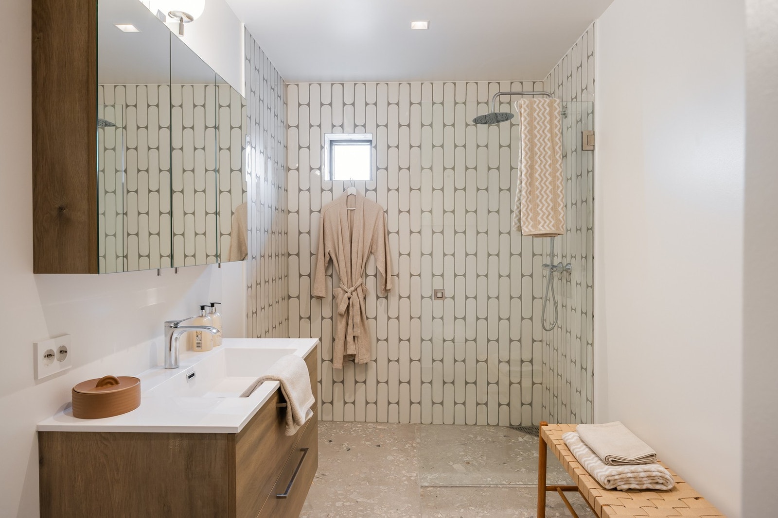 Badet har store 90x90 fliser på gulv og en kombinasjon av malte flater og fliser på vegger. Galleribilde