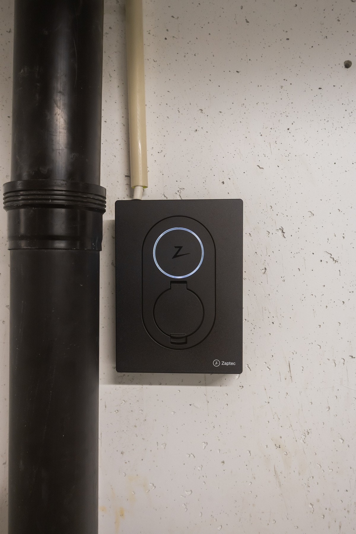 Etablert elbil-lader ved p-plass. Galleribilde