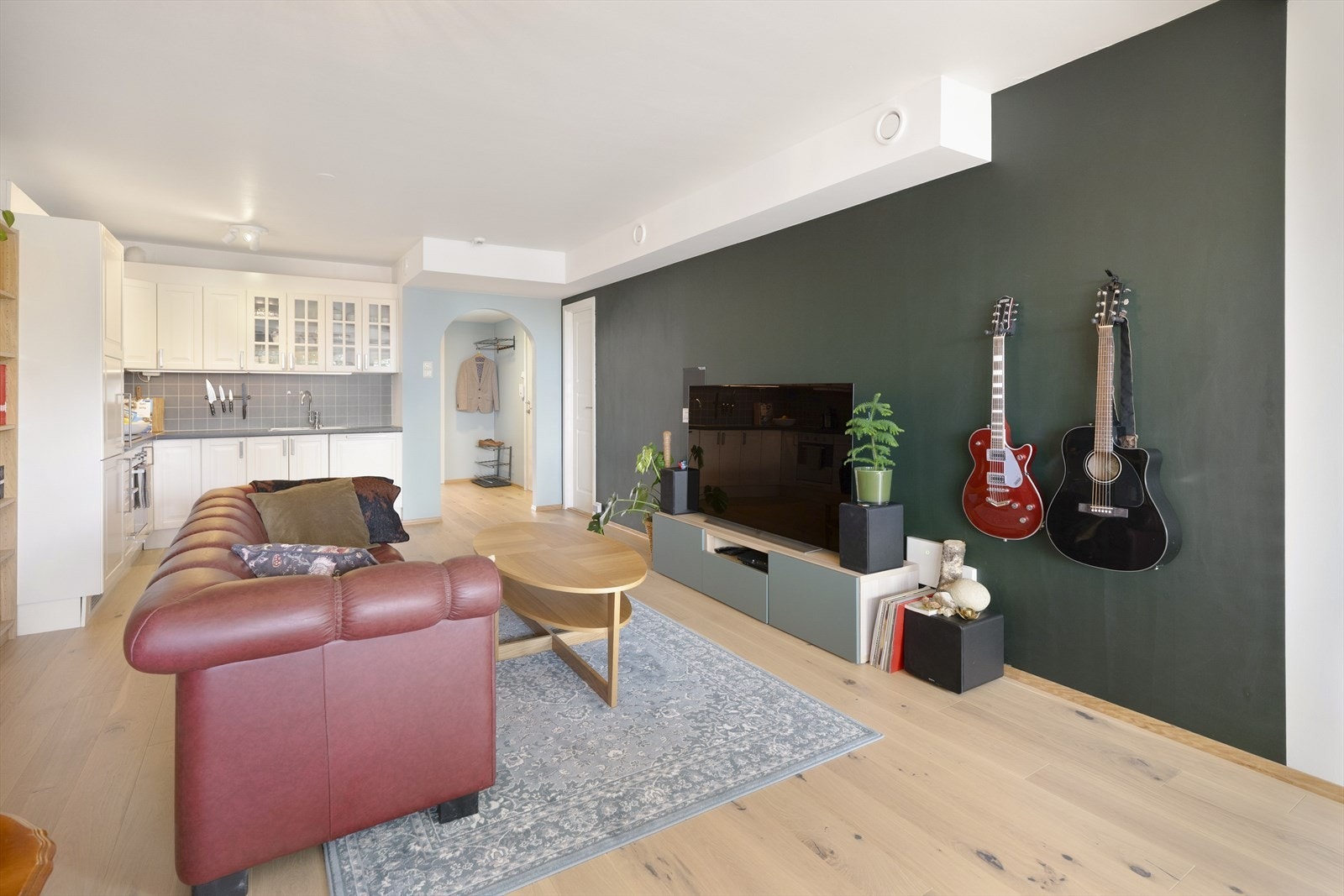 - Leiligheten er pusset opp i senere år med flotte farger på vegger, nyere parkett på gulv og god standard på kjøkken og bad - Galleribilde