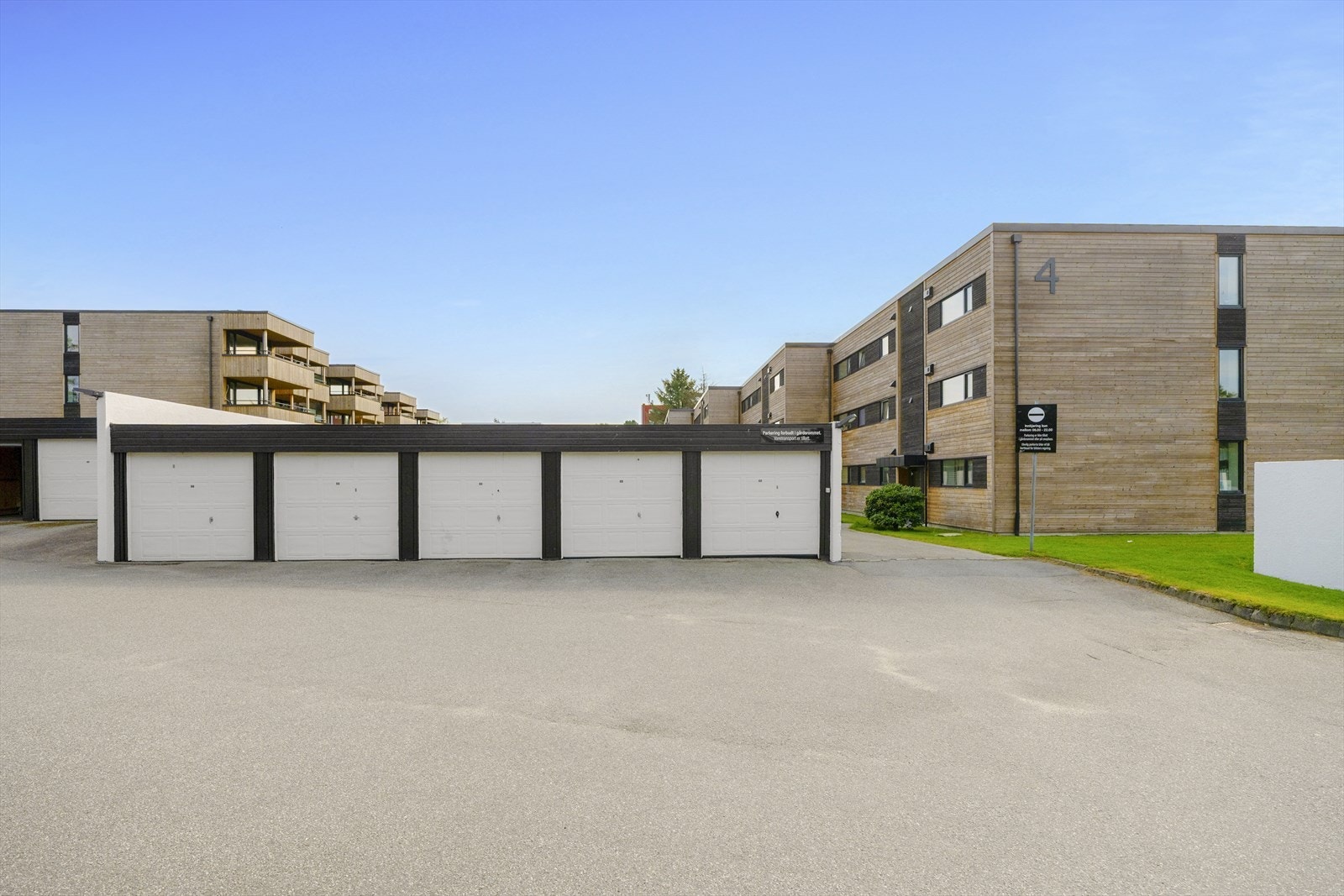 - Det er felles parkeringsplass i starten av blokken - Galleribilde