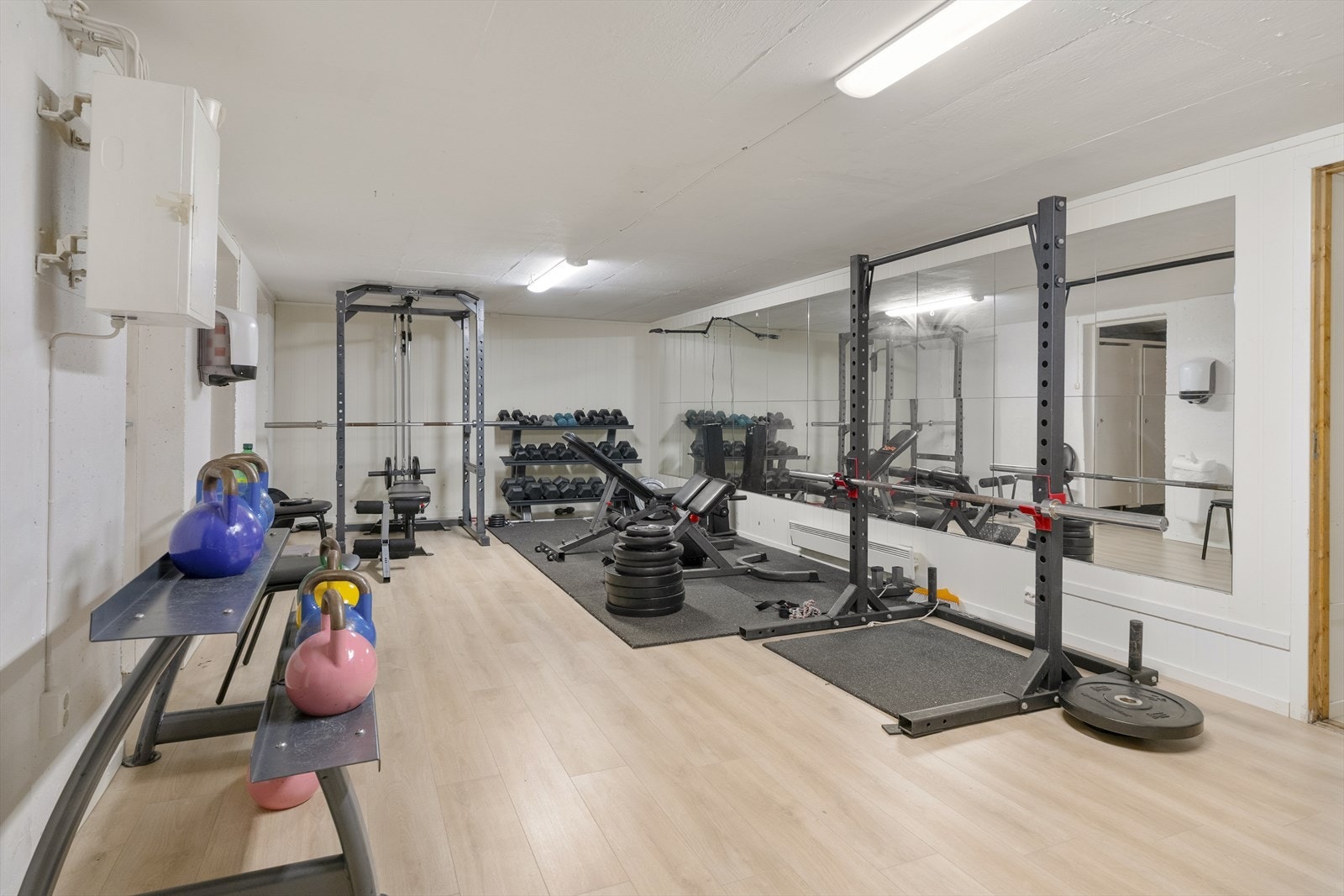 - Borettslaget har et felles trimrom i underetasjen til fri bruk for beboerne - Galleribilde