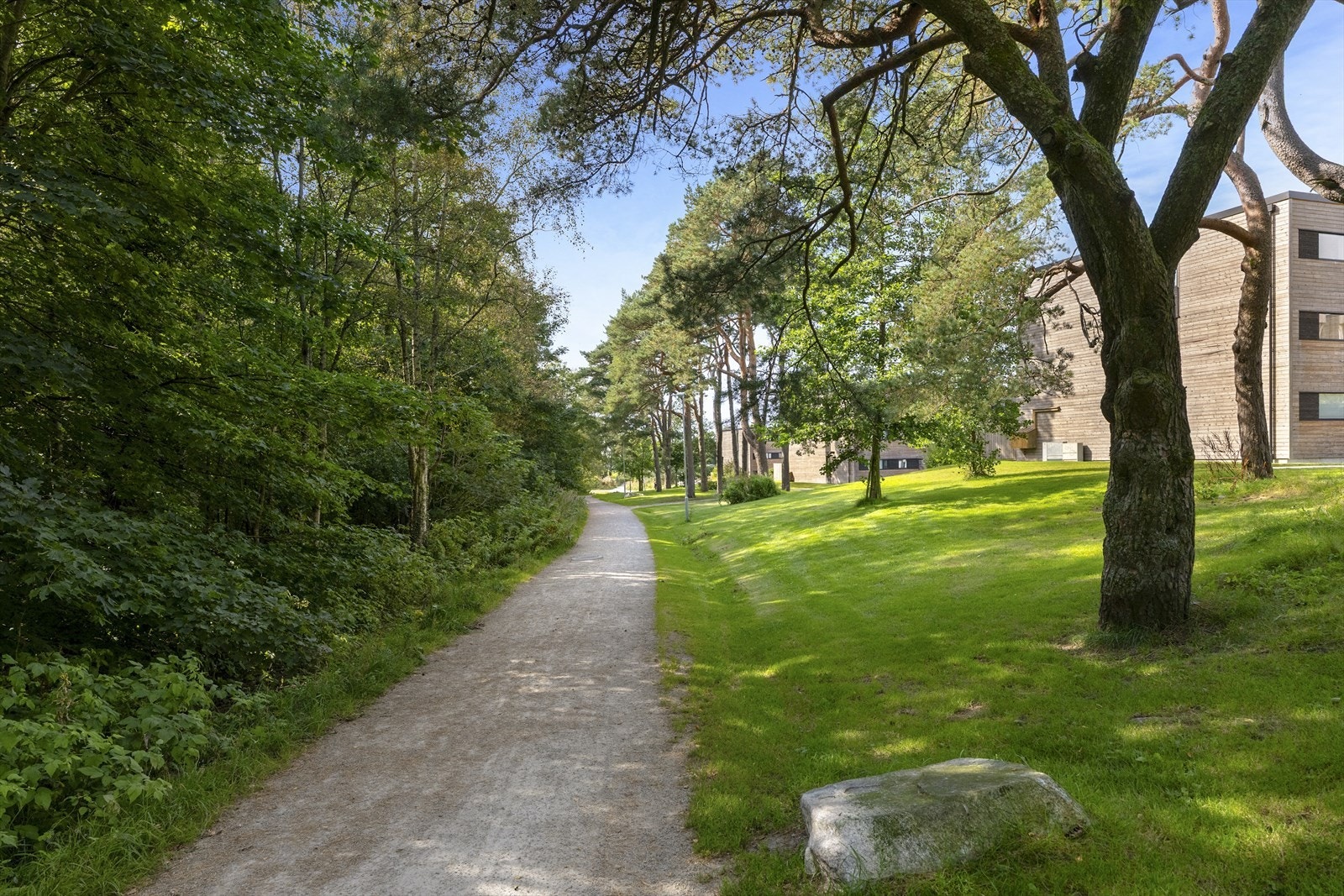 - Kort vei ned til Varatun Gård, bussholdeplass og Sandnes sentrum forøvrig - Galleribilde