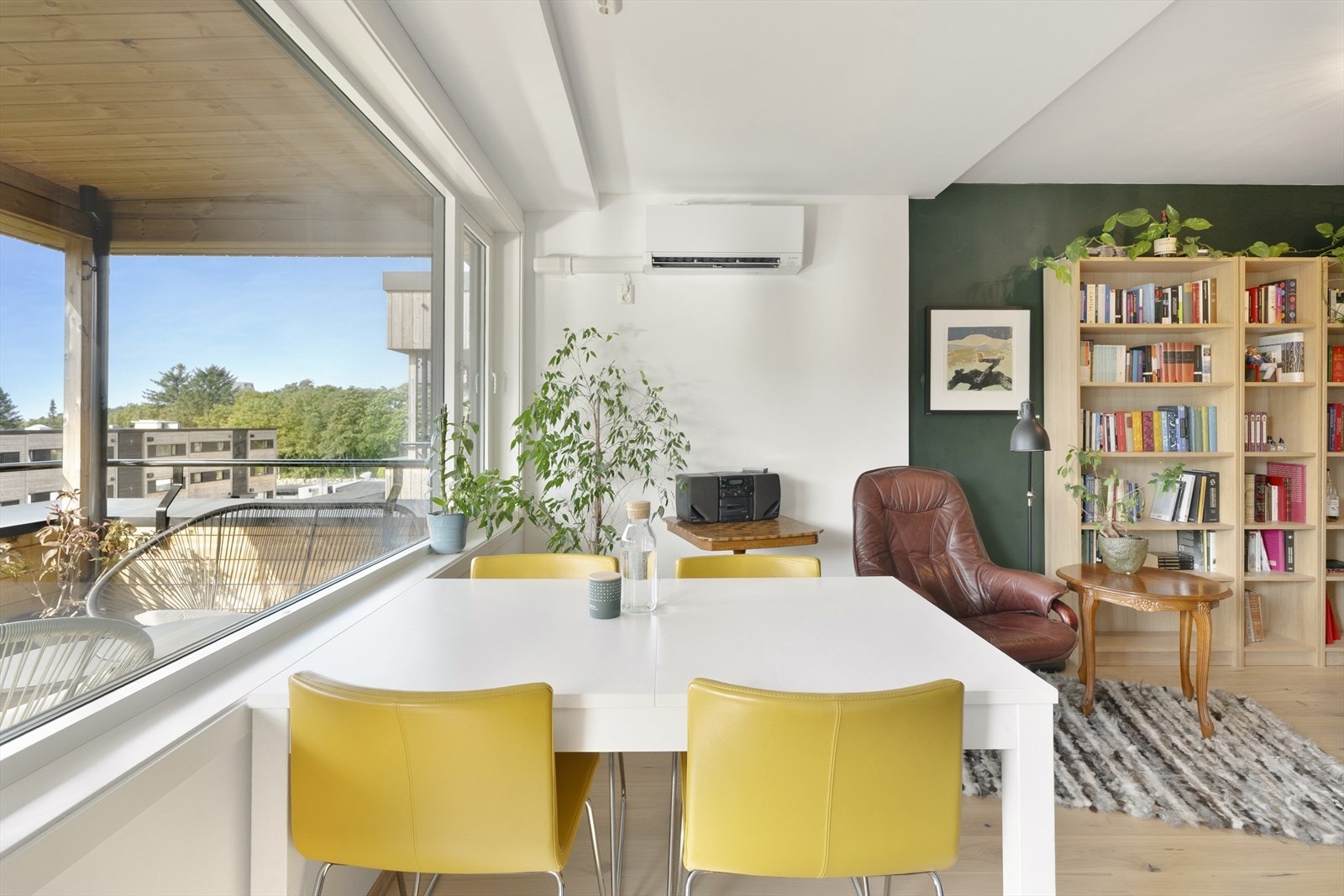 - Plass til både spisebord, godstol og sittegruppe - Galleribilde