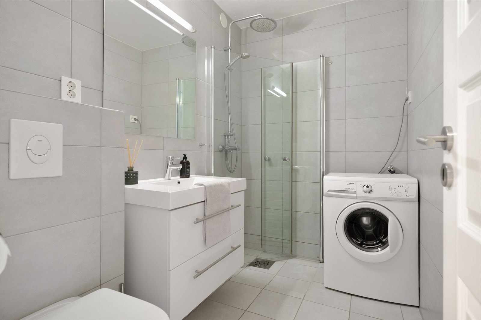 - Badet er lyst og tidløst med opplegg for vaskemaskin - Galleribilde