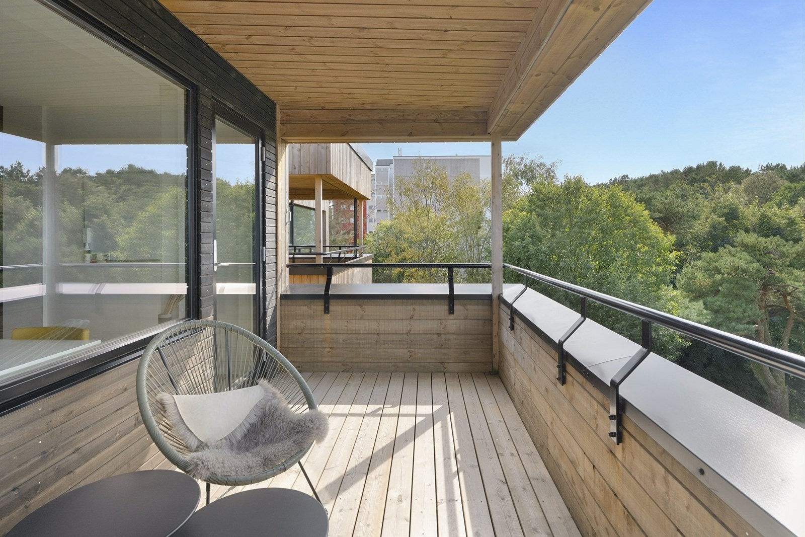 - Balkongen er overbygget med god plass til sittegruppe og grill - Galleribilde