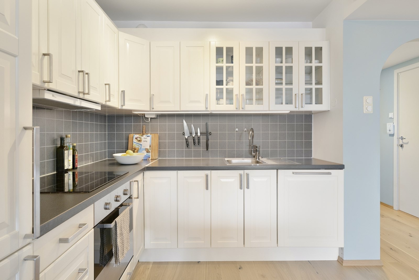 - God oppbevaringsplass i skap og på benk - Galleribilde