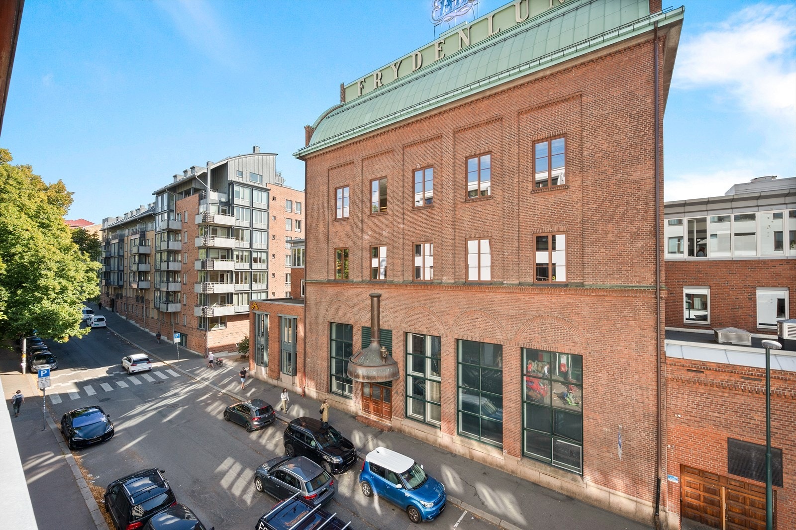 Her bor du med umiddelbar nærhet til dagligvare, kollektivtransport og alt av servicetilbud, rett utenfor døren - enklere blir det ikke! Galleribilde